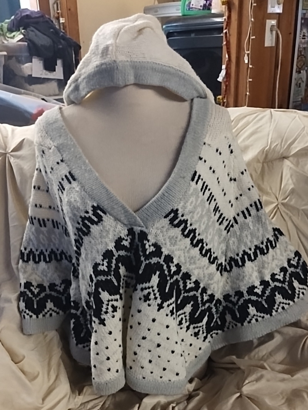 American Rag Cozy Hooded V-Neck Patterned Women's Sweater - Gray & White